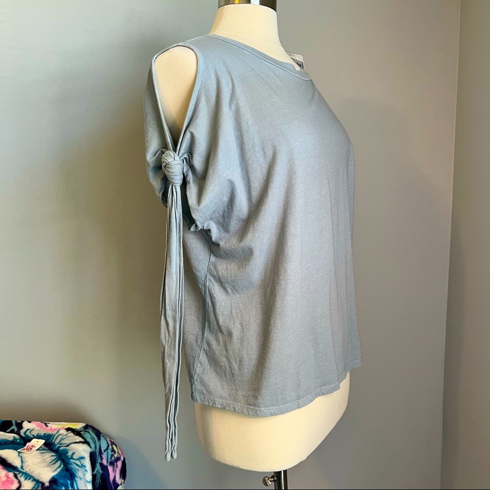 Now's Your Time Too NYTT Size M Gray Top Cold Shoulder Tie Sleeve Round Neckline